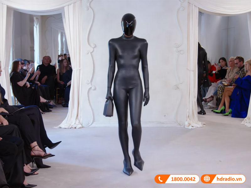 B&O hop tac voi Balenciaga tao ra Speaker Bag