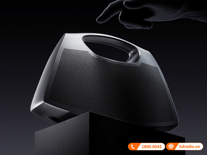 B&O hop tac voi Balenciaga tao ra Speaker Bag