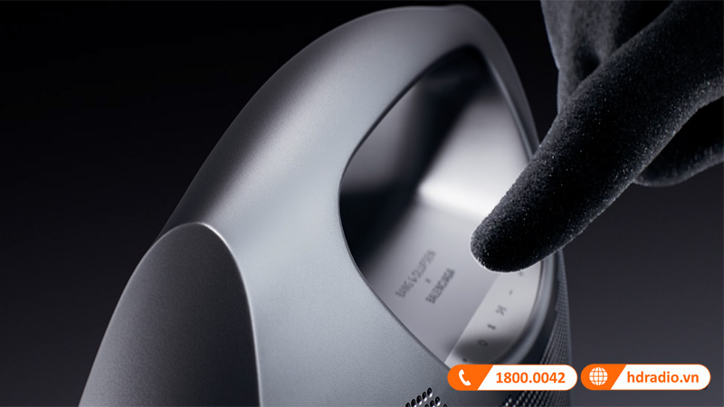 B&O hop tac voi Balenciaga tao ra Speaker Bag