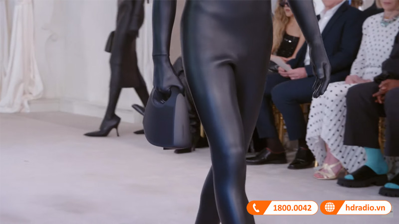 B&O hop tac voi Balenciaga tao ra Speaker Bag