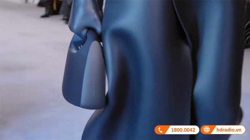 B&O hop tac voi Balenciaga tao ra Speaker Bag