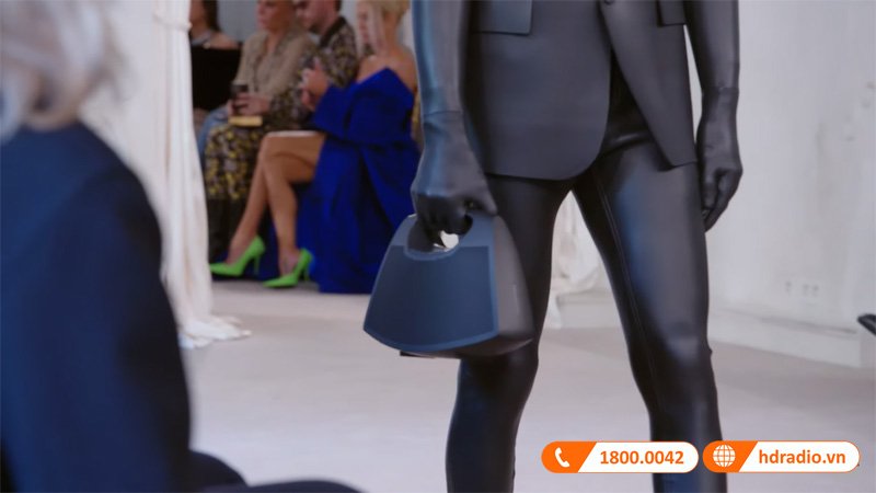 B&O hop tac voi Balenciaga tao ra Speaker Bag