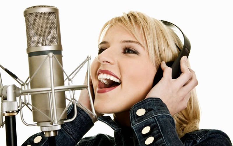 Cách luyện thanh tại nhà với dàn karaoke gia đình