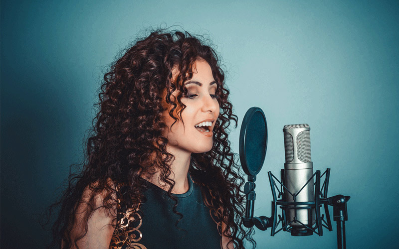 Cách luyện thanh tại nhà với dàn karaoke gia đình