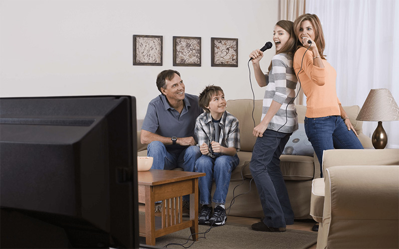 Cách luyện thanh tại nhà với dàn karaoke gia đình