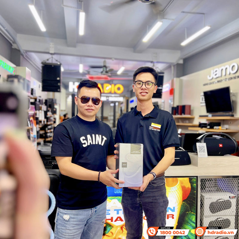 Khách Hàng Mua Sắm Các Sản Phẩm Thương Hiệu Bose