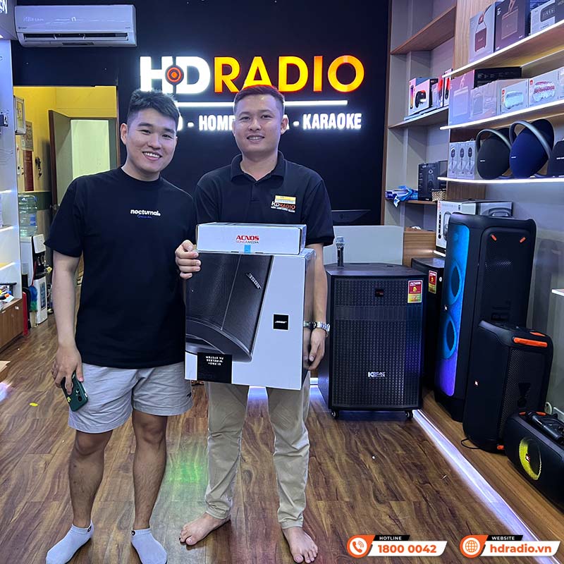 Khách Hàng Mua Sắm Các Sản Phẩm Thương Hiệu Bose