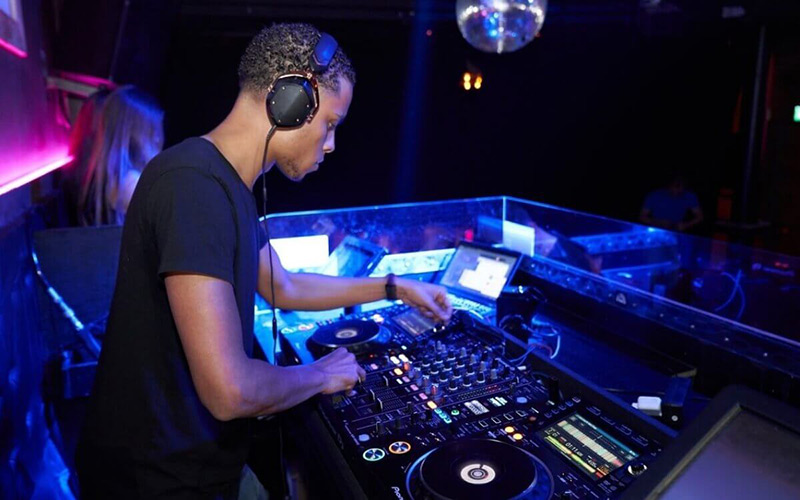 DJ là nghề gì? Tìm hiểu về nghề DJ hái ra tiền