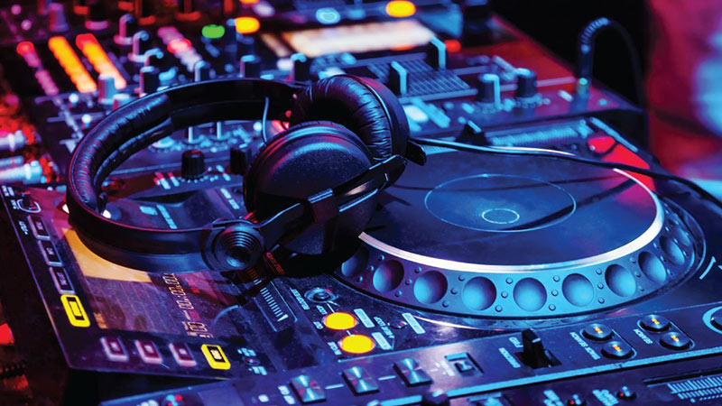 DJ là nghề gì? Tìm hiểu về nghề DJ hái ra tiền