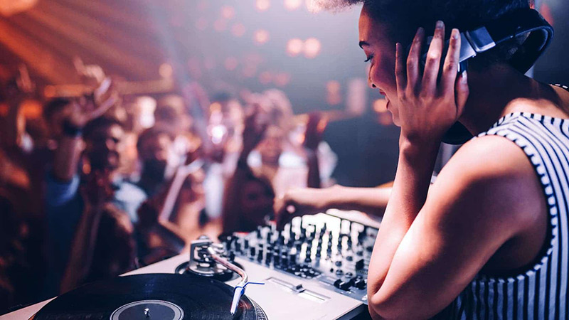 DJ là nghề gì? Tìm hiểu về nghề DJ hái ra tiền