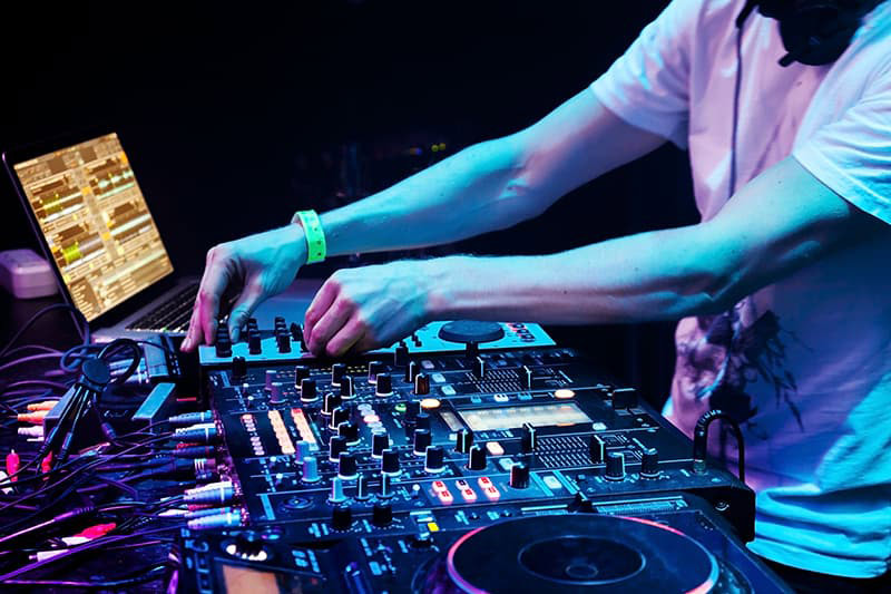 DJ là nghề gì? Tìm hiểu về nghề DJ hái ra tiền