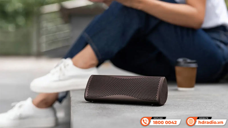 KEF Muo còn nổi bật với thời lượng pin lên đến 24 giờ và hỗ trợ sạc nhanh, chỉ 15 phút sạc cho 3 giờ phát nhạc. Loa cũng tích hợp microphone với công nghệ khử ồn và tiếng vọng, rất tiện lợi cho các cuộc gọi rảnh tay.