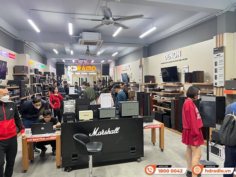 Không khí nhộn nhịp khách hàng mua sắm tại HDRadio