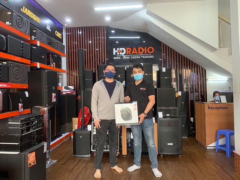 Khách hàng mua sắm tại HDRadio Cầu Giấy Khách hàng mua sắm tại HDRadio Cầu Giấy