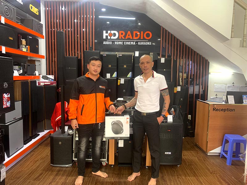 Khách hàng mua sắm tại HDRadio Cầu Giấy Khách hàng mua sắm tại HDRadio Cầu Giấy