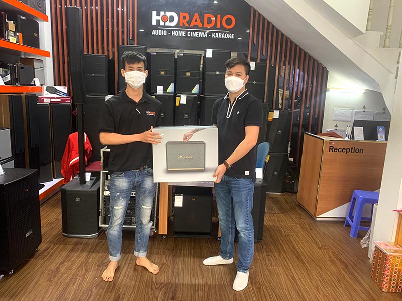 Khách hàng mua sắm tại HDRadio Cầu Giấy Khách hàng mua sắm tại HDRadio Cầu Giấy