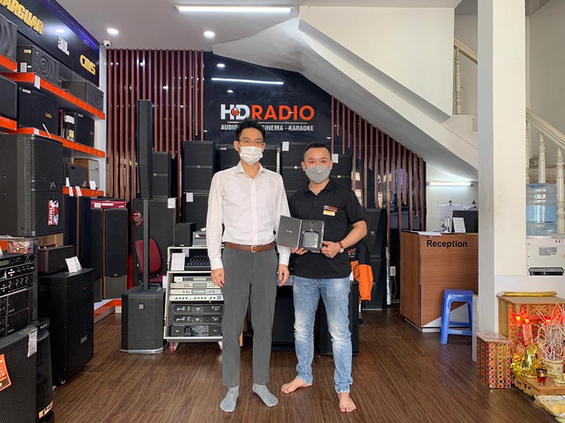 Khách hàng mua sắm tại HDRadio Cầu Giấy Khách hàng mua sắm tại HDRadio Cầu Giấy