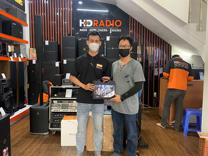 Khách hàng mua sắm tại HDRadio Cầu Giấy Khách hàng mua sắm tại HDRadio Cầu Giấy