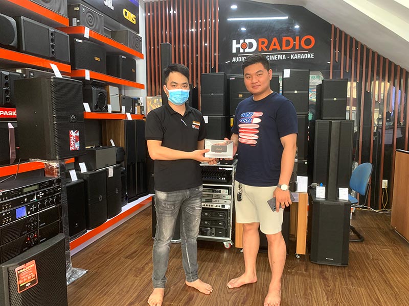 Khách hàng mua sắm tại HDRadio Cầu Giấy Khách hàng mua sắm tại HDRadio Cầu Giấy