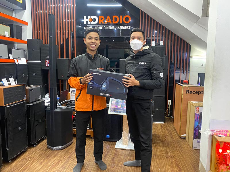 Khách hàng mua sắm tại HDRadio Cầu Giấy Khách hàng mua sắm tại HDRadio Cầu Giấy