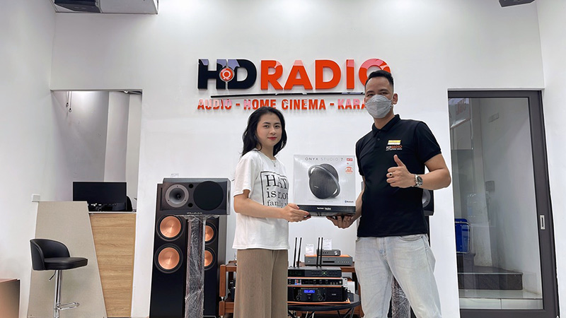 Ảnh khách hàng mua sắm tại HDRadio Long Biên Ảnh khách hàng mua sắm tại HDRadio Long Biên