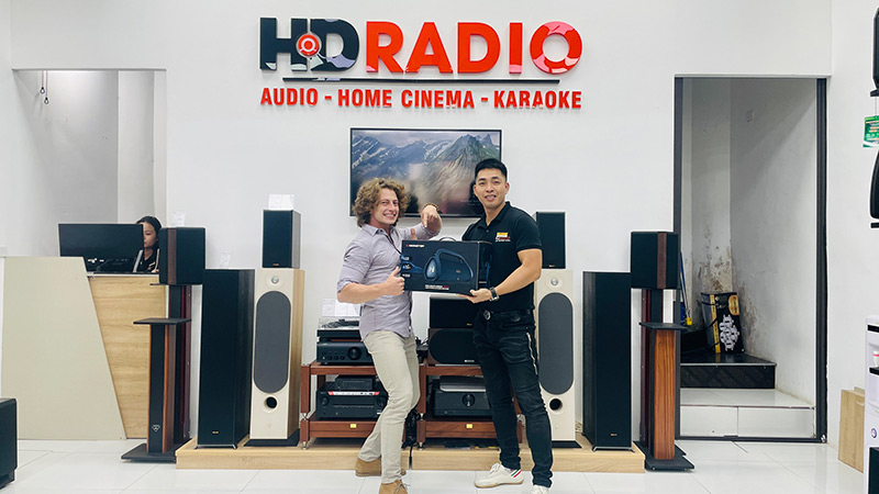 Ảnh khách hàng mua sắm tại HDRadio Long Biên Ảnh khách hàng mua sắm tại HDRadio Long Biên