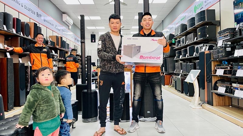 Ảnh khách hàng mua sắm tại HDRadio Long Biên Ảnh khách hàng mua sắm tại HDRadio Long Biên