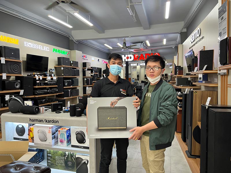 Khách hàng mua sắm tại HDRadio Phố Vọng Khách hàng mua sắm tại HDRadio Phố Vọng