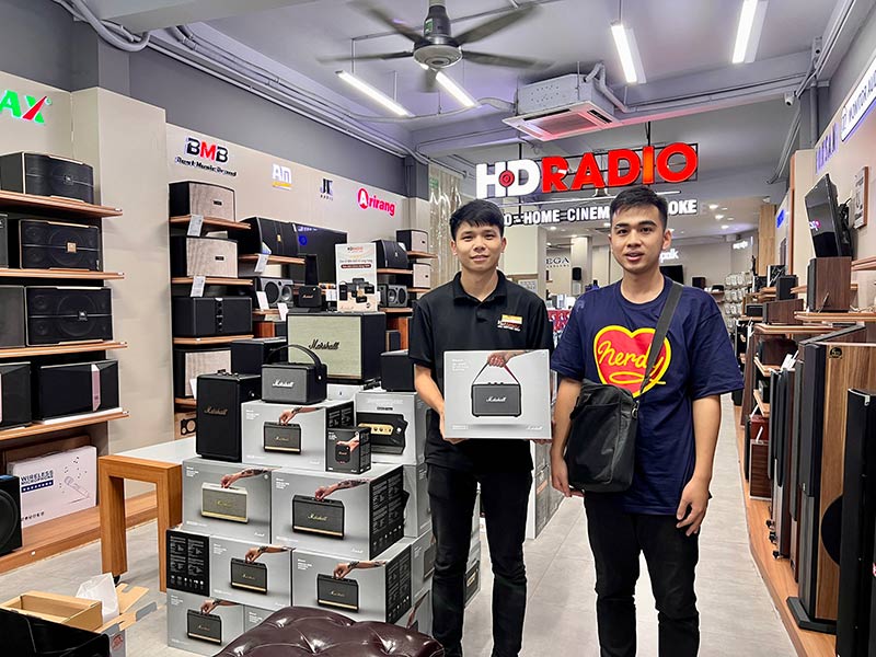 Khách hàng mua sắm tại HDRadio Phố Vọng Khách hàng mua sắm tại HDRadio Phố Vọng