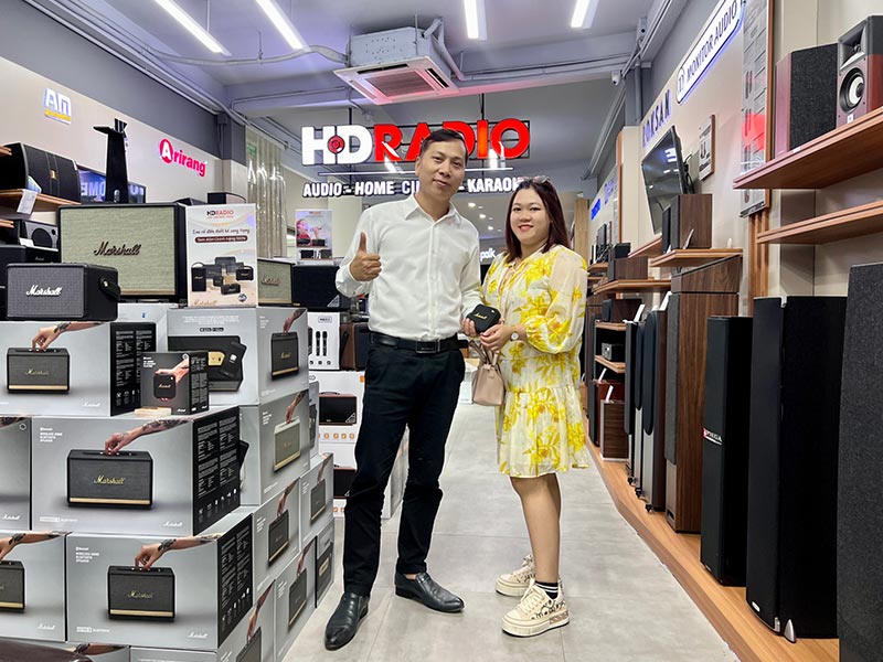 Khách hàng mua sắm tại HDRadio Phố Vọng Khách hàng mua sắm tại HDRadio Phố Vọng