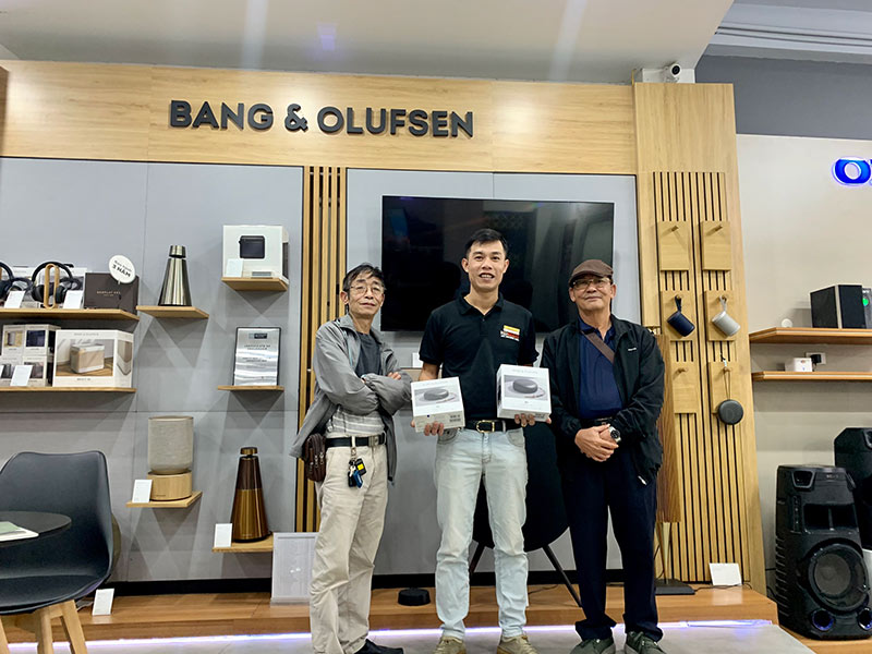 Khách hàng mua sắm tại HDRadio Phố Vọng Khách hàng mua sắm tại HDRadio Phố Vọng