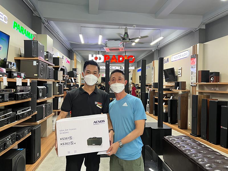 Khách hàng mua sắm tại HDRadio Phố Vọng Khách hàng mua sắm tại HDRadio Phố Vọng