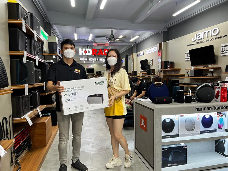 Khách hàng mua sắm tại HDRadio Phố Vọng Khách hàng mua sắm tại HDRadio Phố Vọng