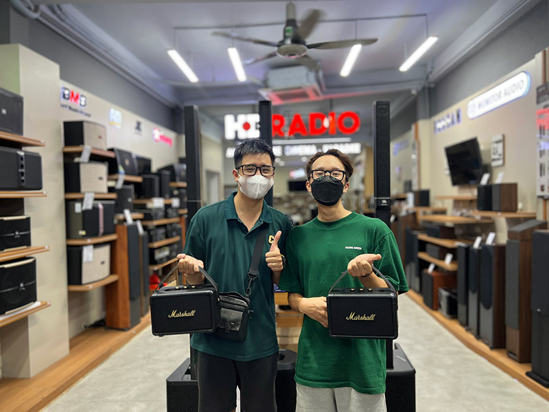 Khách hàng mua sắm tại HDRadio Phố Vọng Khách hàng mua sắm tại HDRadio Phố Vọng