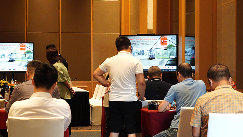 Các nhà báo tham dự buổi gặp gỡ về triển lãm thiết bị nghe nhìn lầm thứ 18