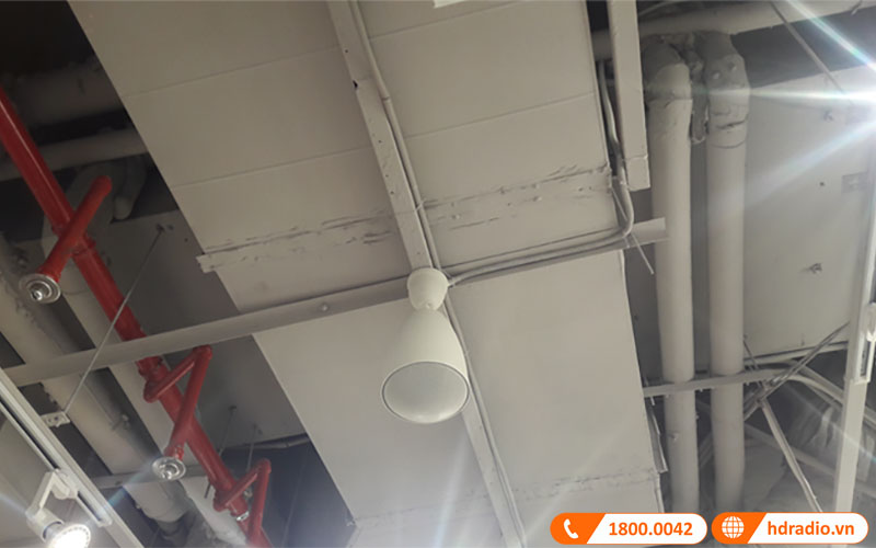 loa thả trần trong hệ thống âm thanh nhà xưởng