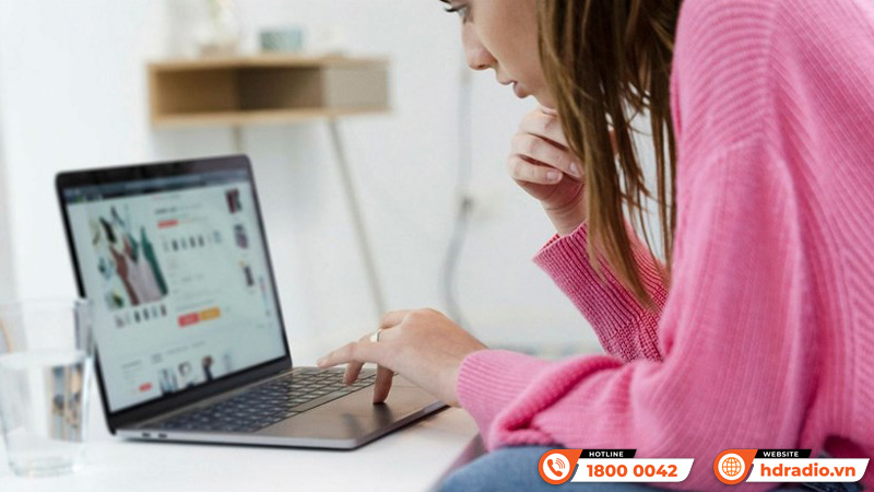 So sánh mua hàng Online và mua hàng trực tiếp