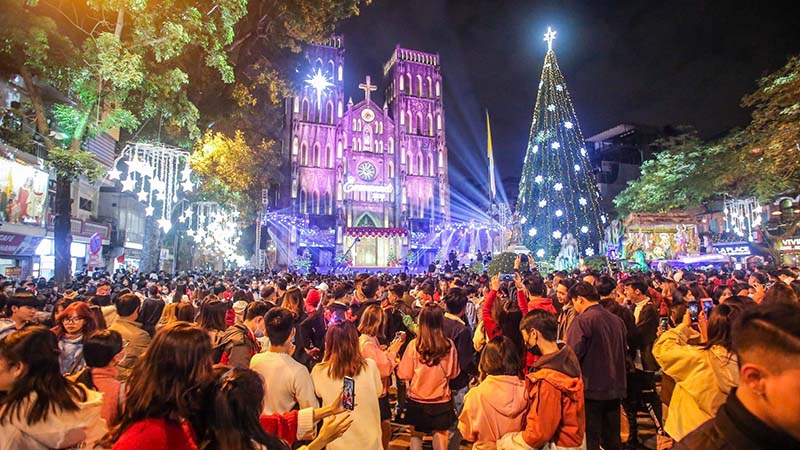 Rất đông người tham dự và đi chơi đêm Giáng sinh