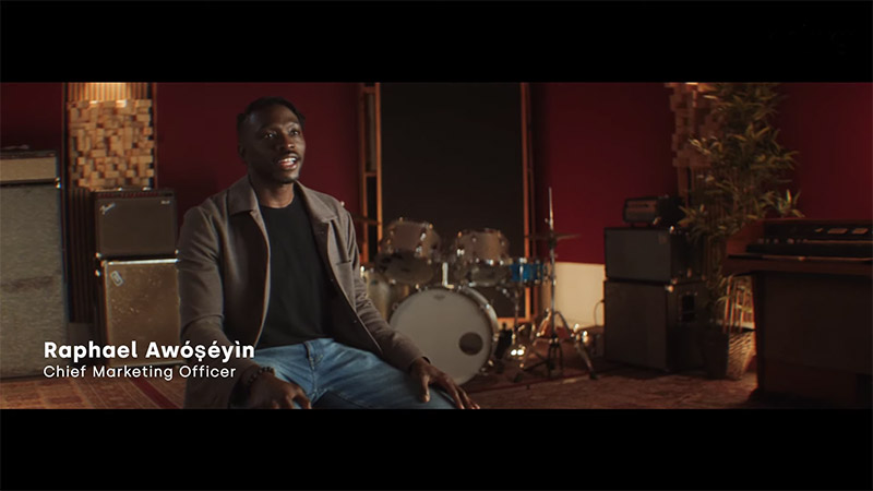 Giám đốc Marketing  Raphael Awóṣéyìn