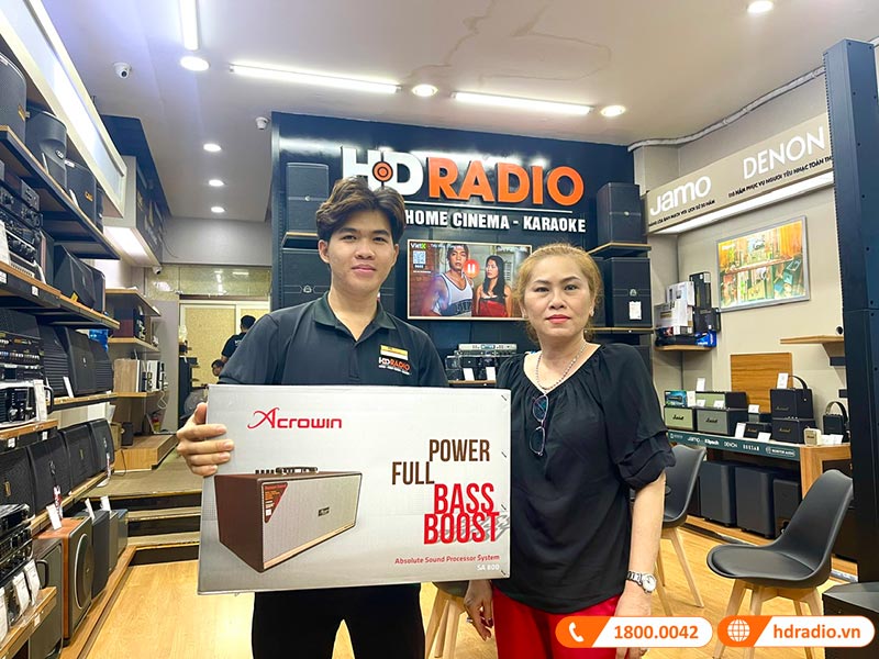 Khách hàng mua sắm tại HDRadio