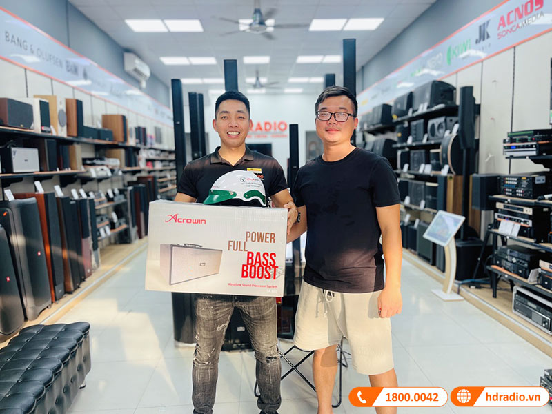 Khách hàng mua sắm tại HDRadio