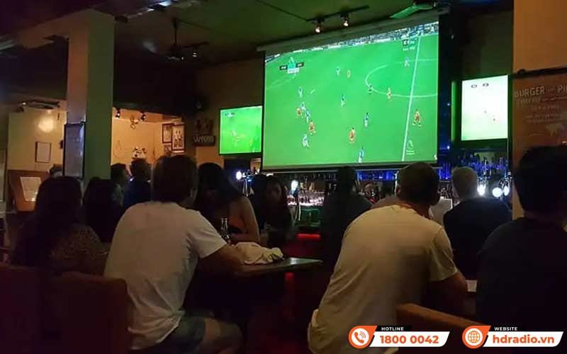 Top 10 máy chiếu cho quán bia, nhà hàng, cafe bóng đá chất lượng được yêu thích nhất