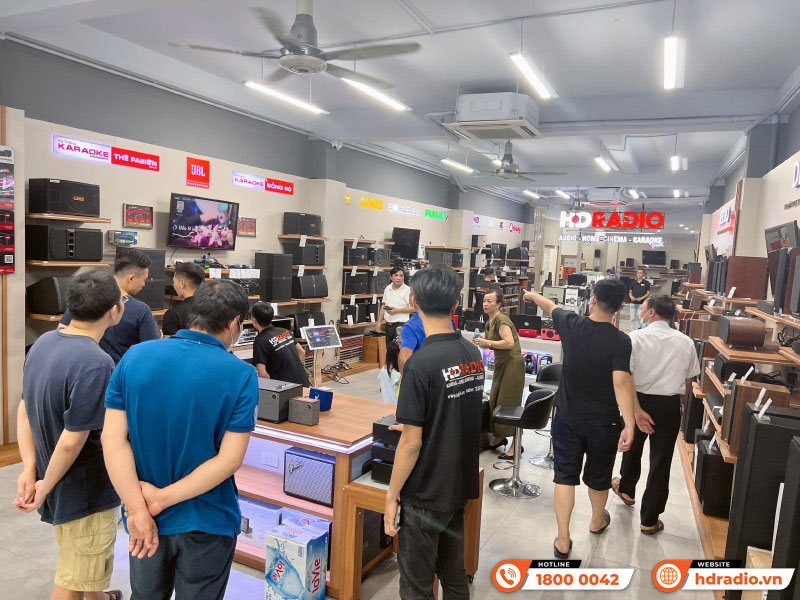 Khách hàng đến mua và trải nghiệm trực tiếp tại showroom HDRadio 
