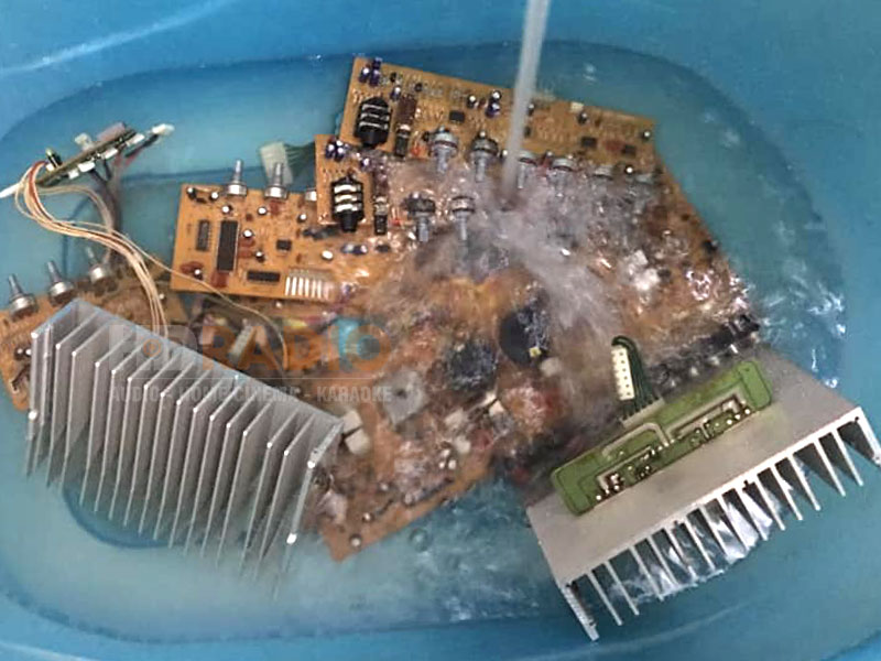 ngam-vi-mach-amply-karaoke-vao-nuoc