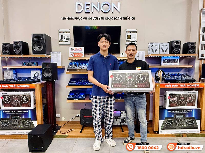 Khách hàng mua Bàn DJ chính hãng tại showroom HDRadio