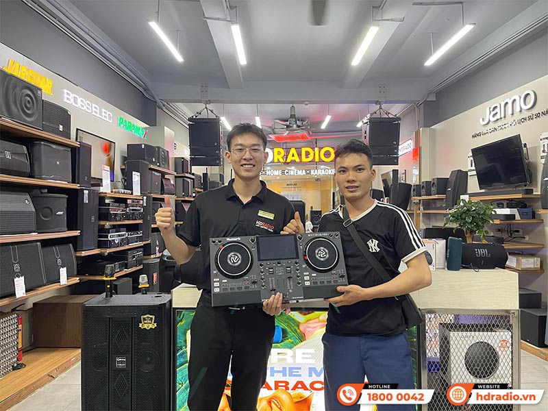 Khách hàng mua Bàn DJ chính hãng tại showroom HDRadio