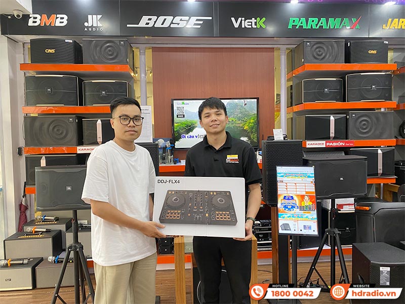 Khách hàng mua Bàn DJ chính hãng tại showroom HDRadio