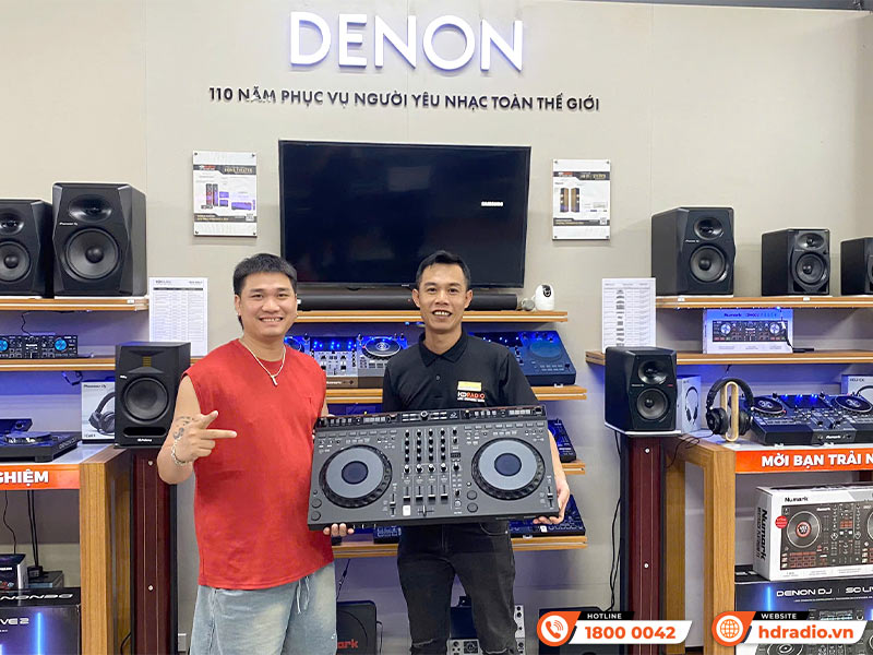 Khách hàng mua Bàn DJ chính hãng tại showroom HDRadio