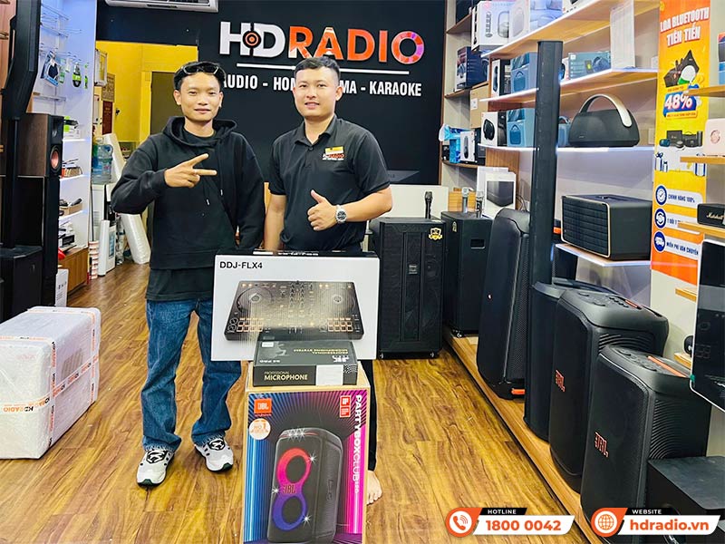 Khách hàng mua Bàn DJ chính hãng tại showroom HDRadio