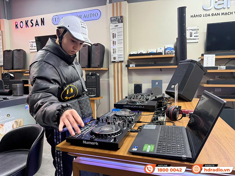 Khách hàng trải nghiệm Bàn DJ tại showroom HDRadio